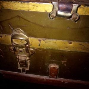 Old trunk DIY furniture project